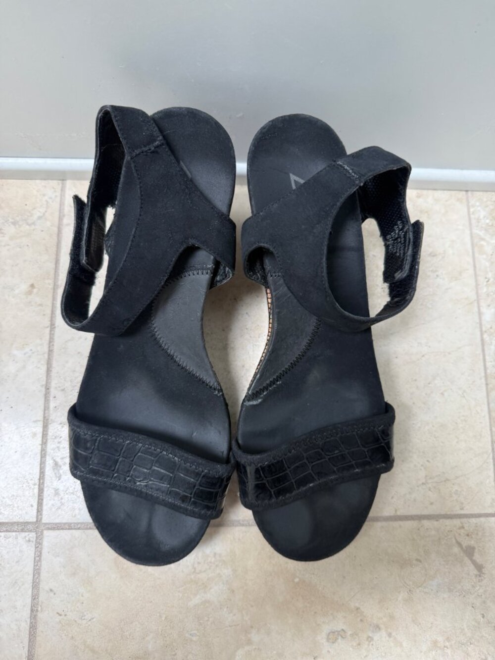 DKNY Black Wedge Sandals Velcro Ankle Strap Croc Embossed Size 9M - Picture 4 of 13